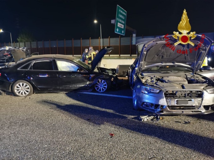 Maxi carambola in autostrada: coinvolte tre auto nello schianto