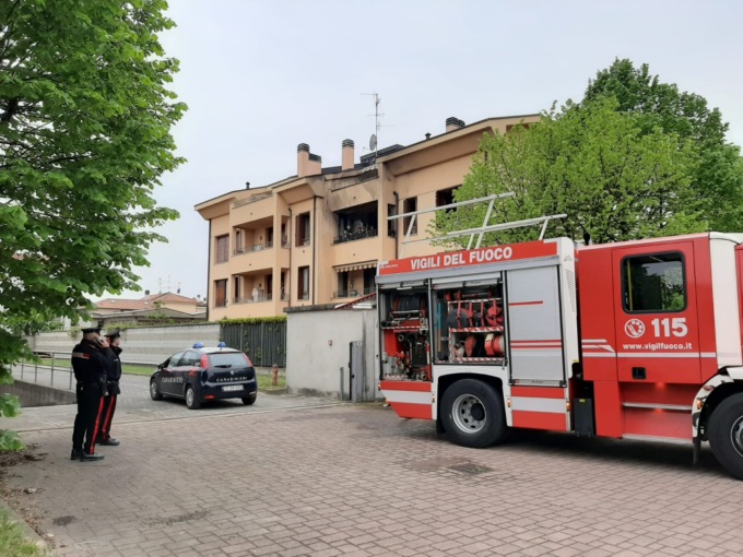 Incendio in un appartamento, condominio evacuato