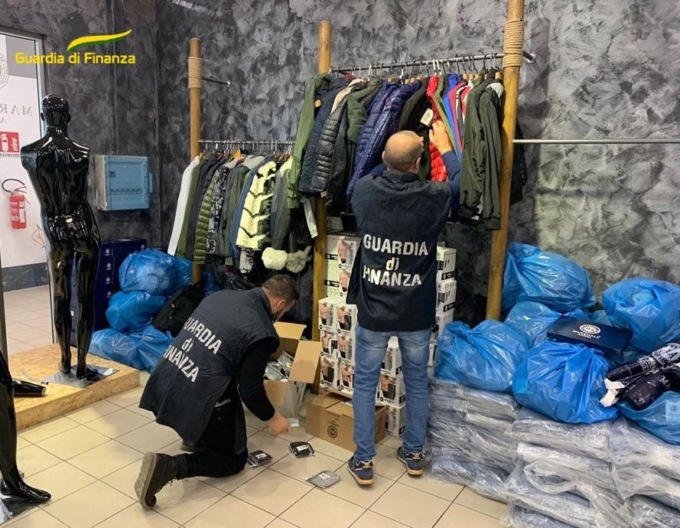 Sequestrati in Brianza migliaia di capi di abbigliamento contraffatti