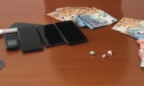 Droga nella plafoniera e contanti nell'aletta parasole: pusher arrestati