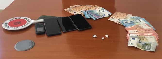 Droga nella plafoniera e contanti nell’aletta parasole: pusher arrestati