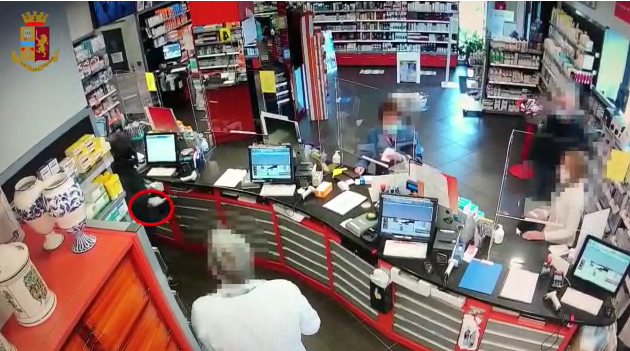 Rapina a mano armata in farmacia: arrestato pluripregiudicato cinquantenne