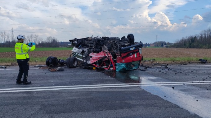 Terribile scontro tra camion e auto al confine tra Vimercate e Usmate