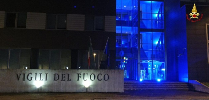 Giornata sull’autismo, la Caserma dei Vigili del fuoco si illumina di blu