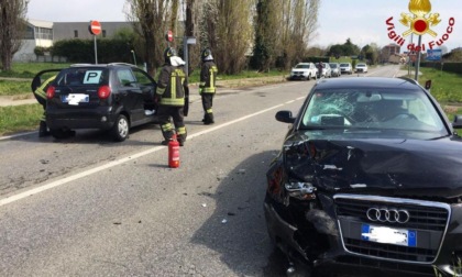 Scontro tra auto a Bernareggio: intervengono ambulanza e Vigili del fuoco