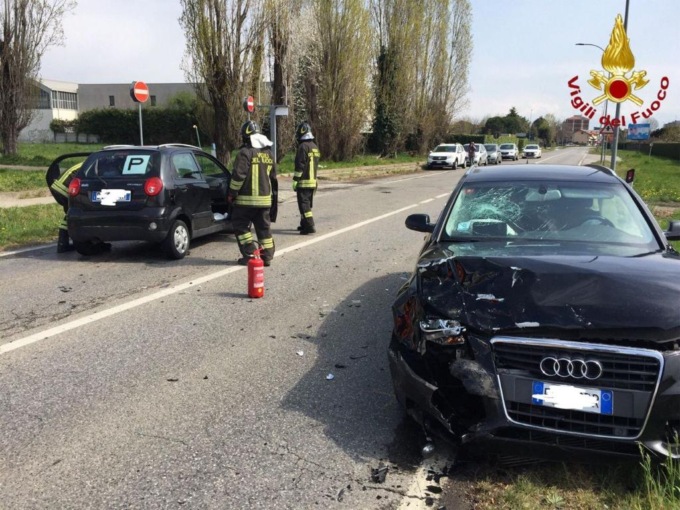 Scontro tra auto a Bernareggio: intervengono ambulanza e Vigili del fuoco