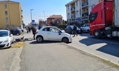 Per evitare una macchina, automobilista finisce contro il marciapiede e si ribalta