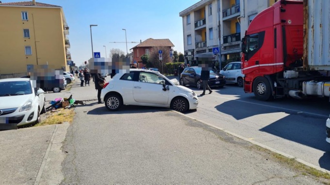 Per evitare una macchina, automobilista finisce contro il marciapiede e si ribalta