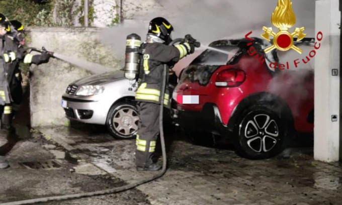 Altre auto in fiamme al confine con Giussano