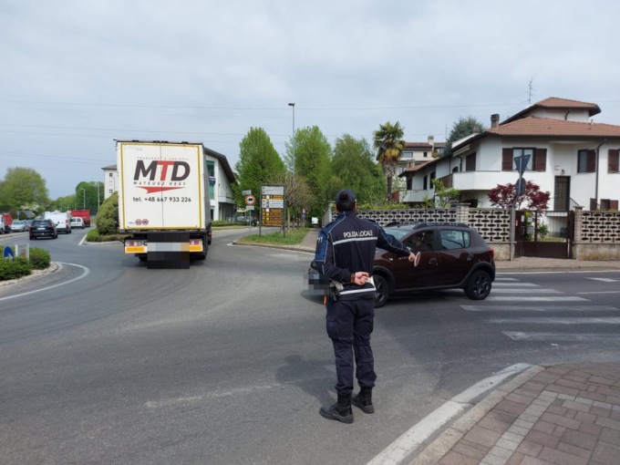 Traffico paralizzato sulla Monza Carate per un tir in panne
