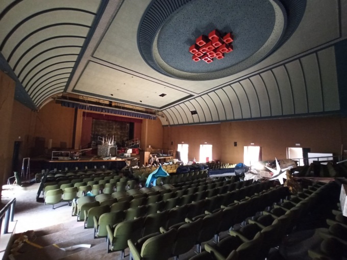 L’ex cinema sarà abbattuto: volontari al lavoro per svuotarlo