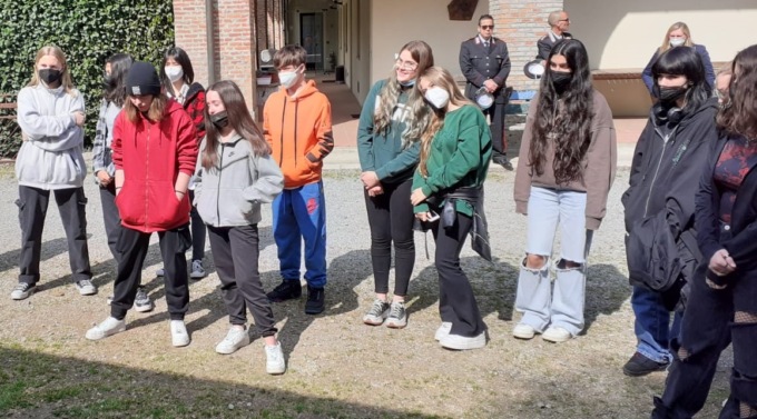 Gli studenti del Nanni Valentini incontrano i Carabinieri a cavallo