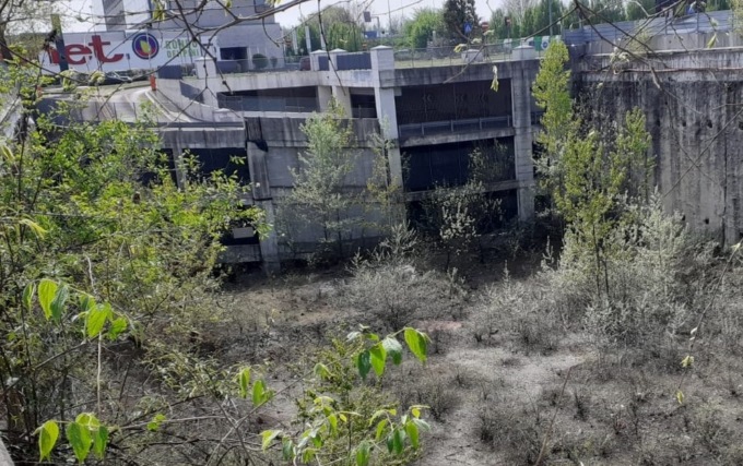 Via Grigna “ostaggio” del Polo istituzionale: lamentele perché mancano i posteggi