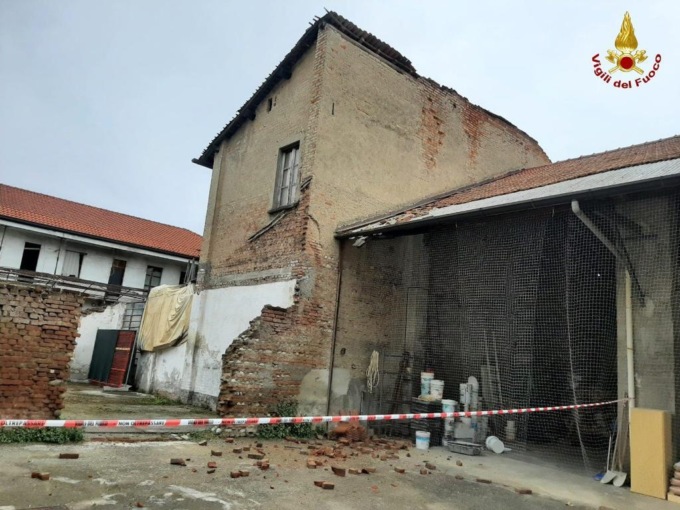 Cadono calcinacci, intervento dei Vigili del fuoco