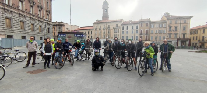 Un corteo di bici in ricordo di Matteo Trenti. Inaugurata anche la panchina in suo onore