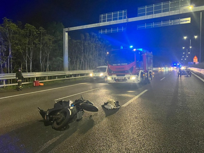 Corriere delle pizze in motorino lungo la Valassina: speronato da un’auto