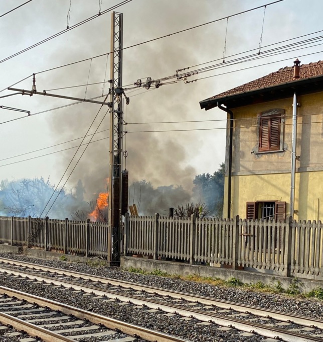 A fuoco un deposito di attrezzi, pompieri in azione