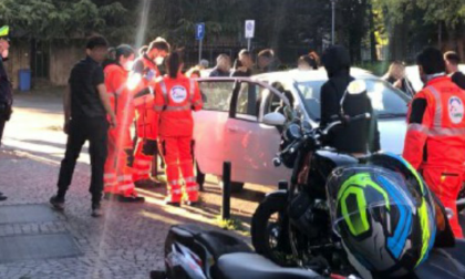 Fuma una canna e si sente male, il fratello corre a vendicarlo. Scoppia la rissa