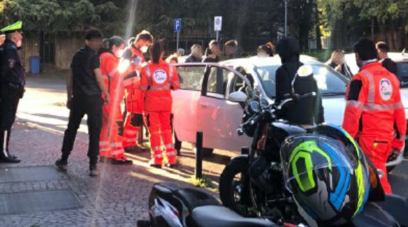 Fuma una canna e si sente male, il fratello corre a vendicarlo. Scoppia la rissa