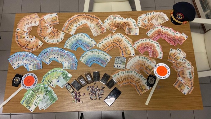 Droga, armi e oltre sessanta cellulari: arrestato uno spacciatore, denunciata la moglie