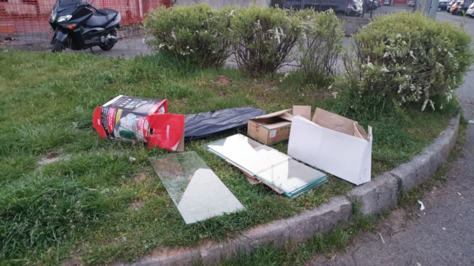 Carate, sorpresa ad abbandonare rifiuti: “Pensavo fosse una discarica”