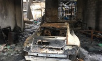 Ipotesi incendio doloso nel complesso di capannoni: distrutta anche una Porsche