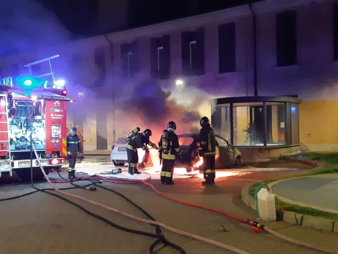 Giussano, quattro auto incendiate nella notte