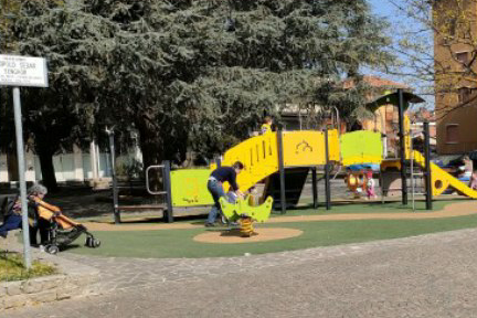 Immortalati mentre vandalizzano il parco giochi. Quattro minorenni nei guai, costretti a pagare i danni