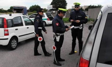 Autocarri transitano nonostante il divieto: raffica di sanzioni a Desio