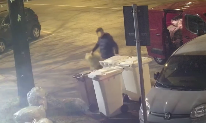 Titolare di una ditta di pulizie scarica rifiuti in strada per sette volte: beccato e multato