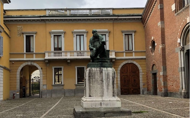 La statua di Mosè Bianchi verrà presto restaurata