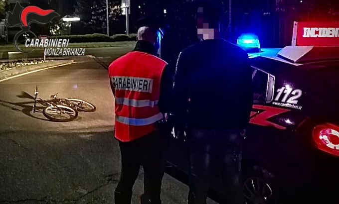 Ubriaco pedala di notte in mezzo alla strada e si schianta contro un’auto, denunciato