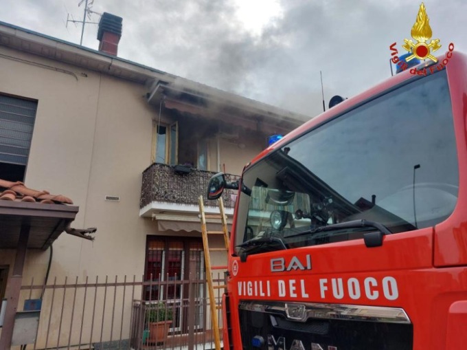Incendio in un’abitazione, pompieri a Nova Milanese