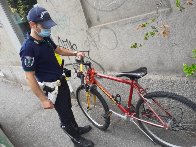 Paura per una 16enne investita in bicicletta