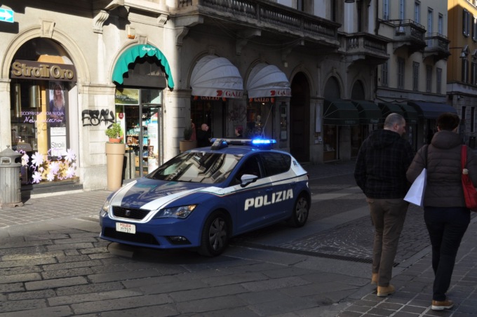Dopo la rapina, negoziante insegue e blocca il malvivente