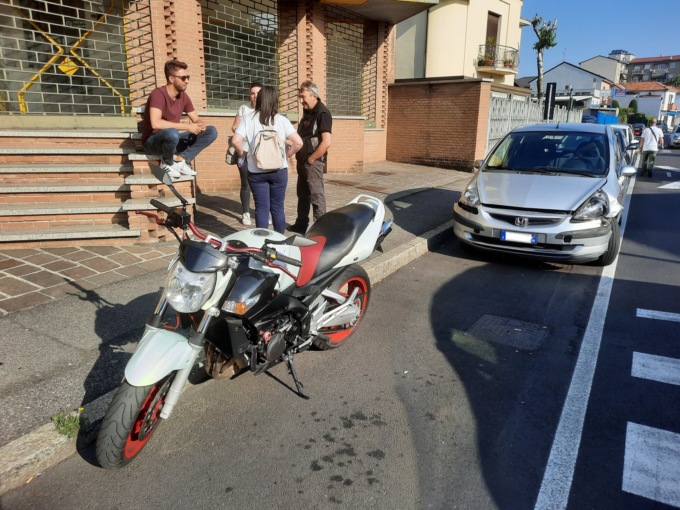 Collisione con un’auto, ferito un motociclista