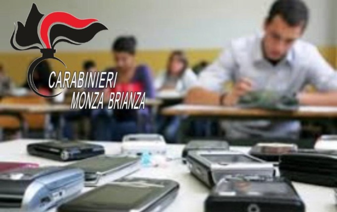 Per non consegnare il cellulare, si fa scoprire con la droga