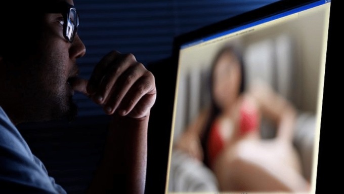 Ricattata con video hard inviati a parenti e vicini di casa, in Tribunale parla la vittima