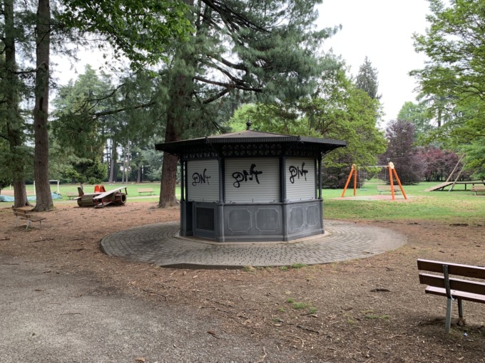 Riapre il bar chiuso da anni, il parco comunale torna a vivere