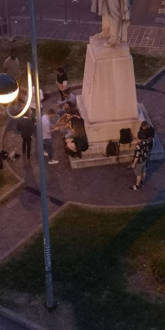 Alcool a fiumi, schiamazzi e rifiuti: residenti esasperati