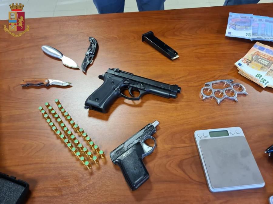 armi pistole munizioni sequestrate Polizia di Stato droga soldi euro