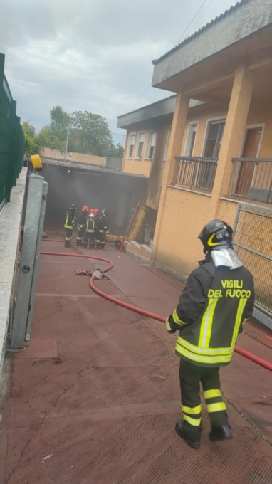 Fiamme in un box, maxi mobilitazione a Macherio