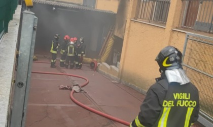 Fiamme in un box, maxi mobilitazione a Macherio