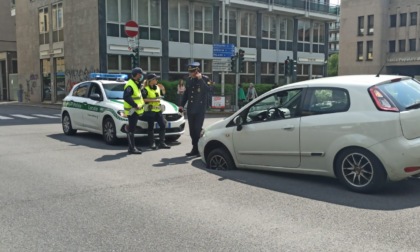 Incredibile a Monza, auto sprofonda in una buca