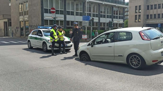 Incredibile a Monza, auto sprofonda in una buca