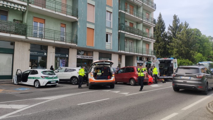 Scontro auto moto in centro a Lesmo, traffico in tilt