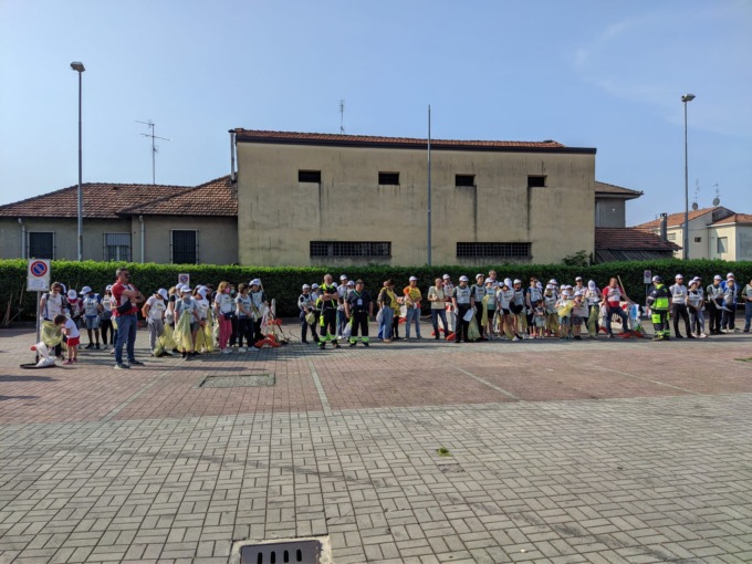 Schiera di volontari per pulire il paese dai rifiuti