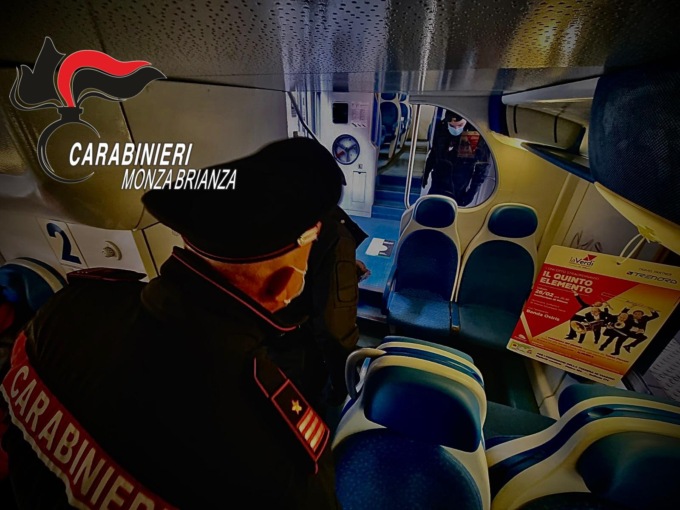 Schiamazzi, fumo, piedi sui sedili e graffiti: carrozza del treno messa a soqquadro da un gruppo di ragazzi