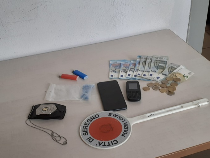 Cocaina nascosta fra le siepi della piazza, arrestato