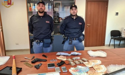 Droga, contanti (anche falsi), ma pure pistole scacciacani: arrestato pusher 19enne